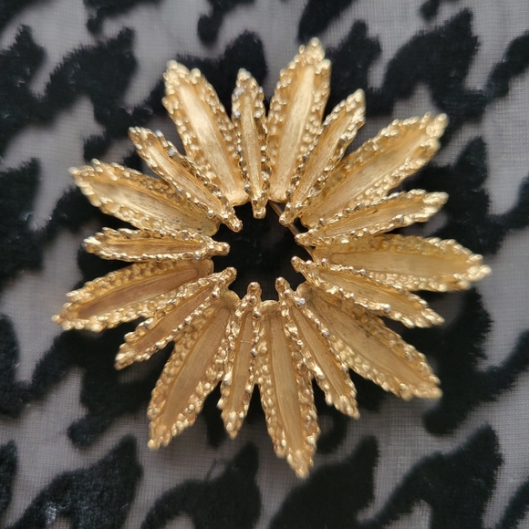 Vintage Avon Starburst Flower Brooch ~ Gold-tone ~ 1970s? Pretty! - Picture 15 of 15